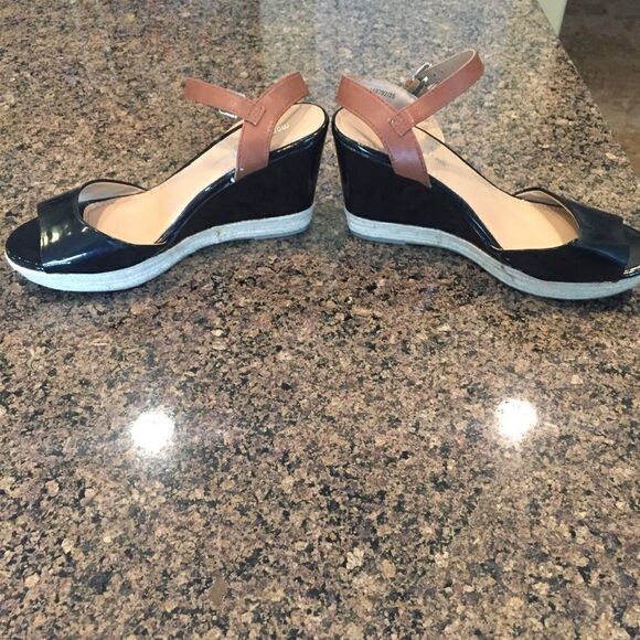 Montego Bay Club Black and Tan Sandals - Picture 5 of 7